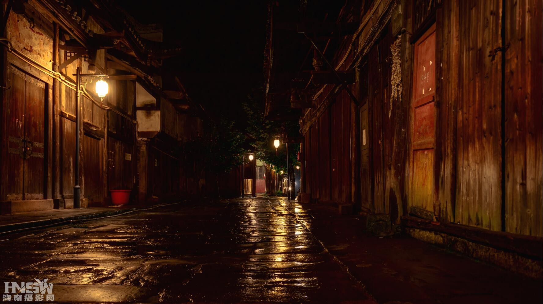 小巷雨后夜已深